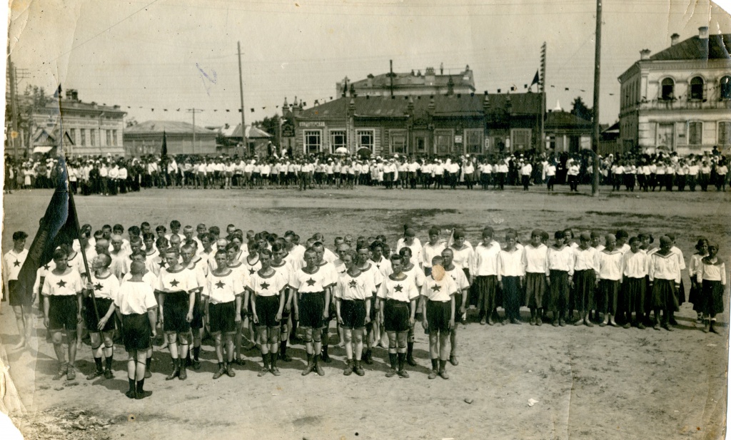 Парад физкультурников г. Благовещенска, на переднем плане группа физкультурников связи, г. Благовещенск, 1924 год.jpg
